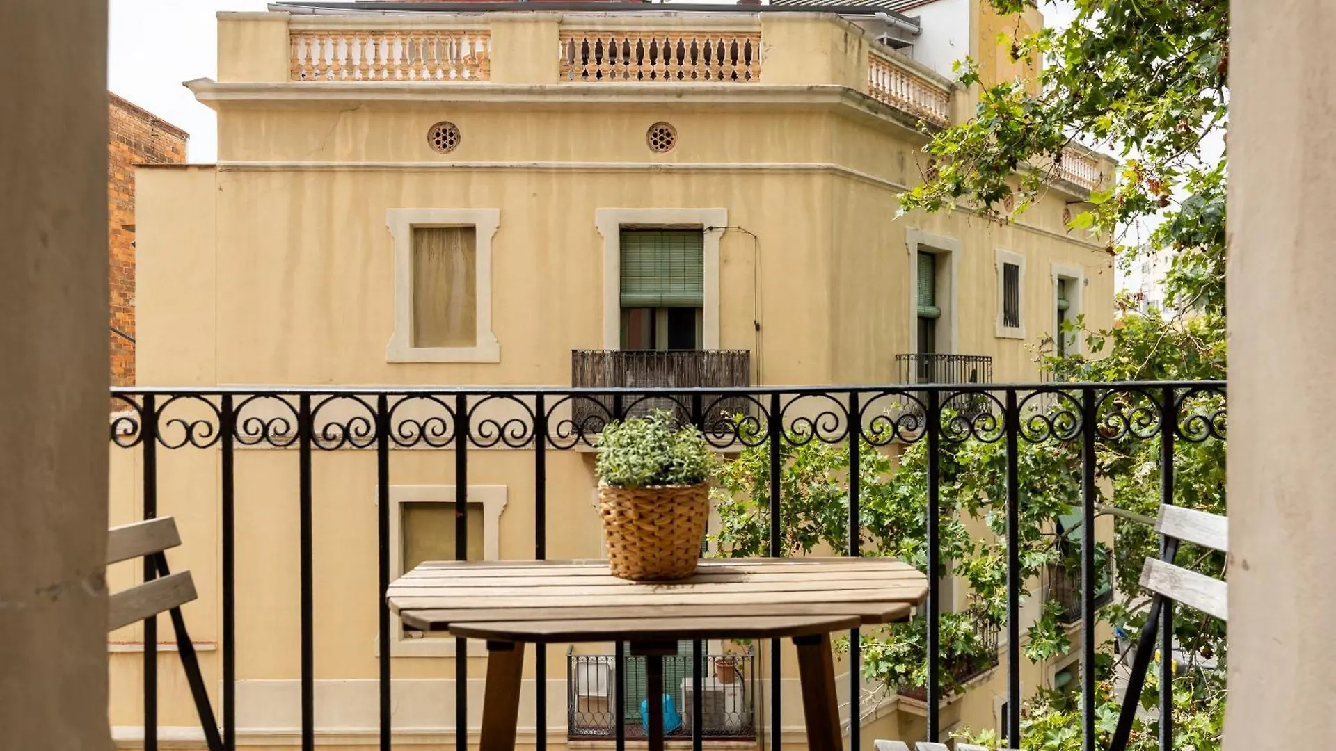 Deco Apartments Barcelona-Sants contacts