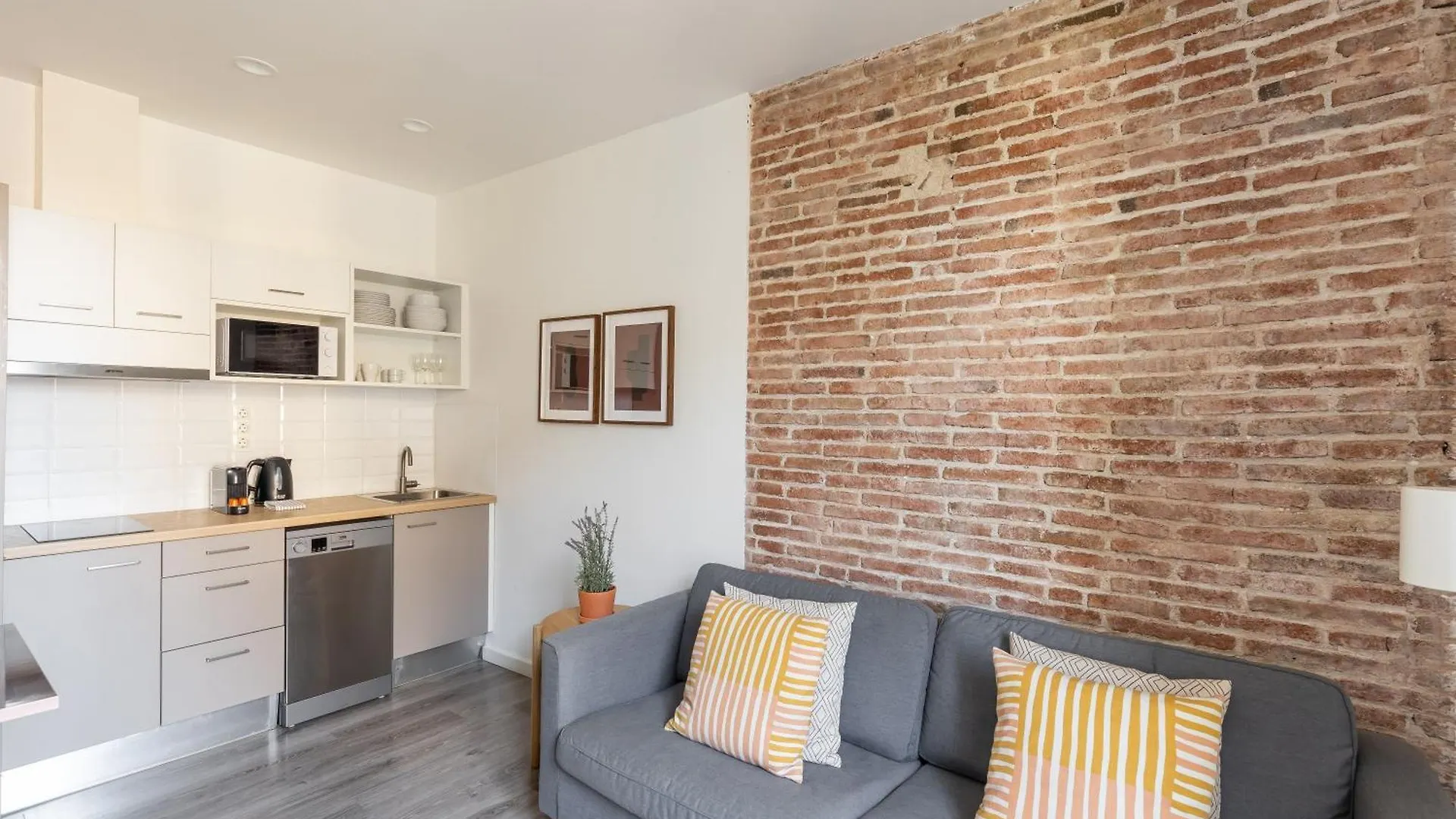 Deco Apartments Barcelona-Sants 0*, Барселона Испания