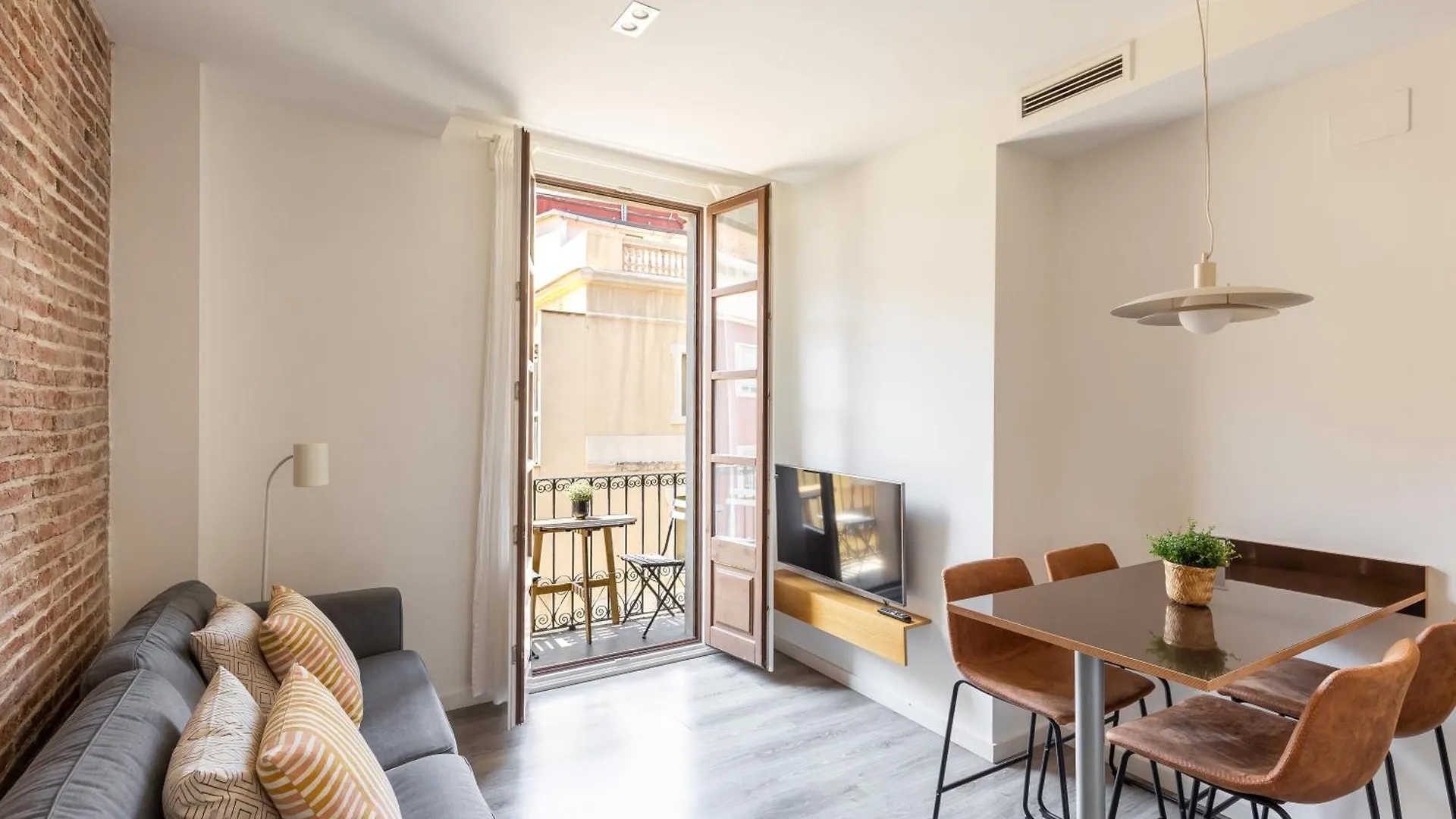 Deco Apartments Barcelona-Sants 0*, Барселона