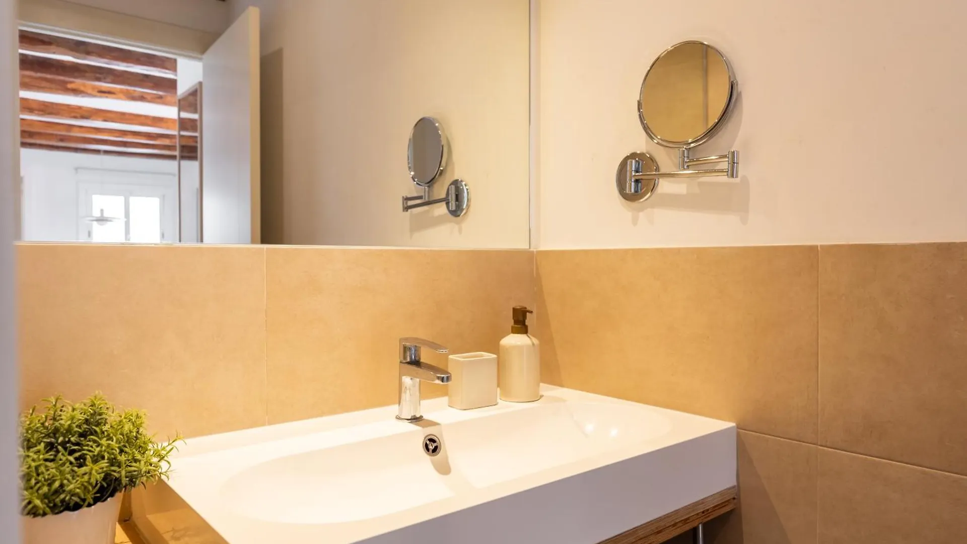 Deco Apartments Barcelona-Sants 0*, Барселона Испания